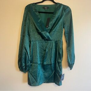 Stunning emerald green Lulus mini dress in a subtle zebra-Size XS